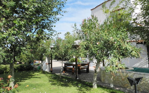 Giuga: Property, Tree, Real Estate, House, Yard, Garden, Plant, Backyard, Spring, Rural Area