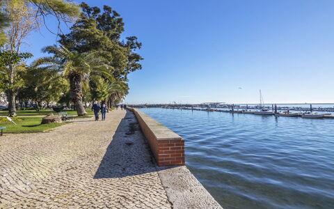 T2 Olhão: Water, Sky, Plant, Tree, Coastal And Oceanic Landforms, Bank, Road Surface, Street Light, Lake, Horizon