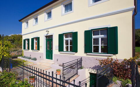 Bea: Property, House, Building, Home, Real Estate, Architecture, Facade, Residential Area, Villa, Tree