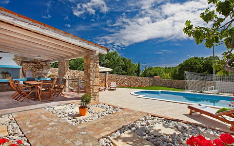 Bea: Property, Swimming Pool, Real Estate, Home, Building, House, Estate, Patio, Backyard, Residential Area