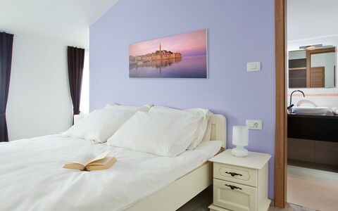 Bea: Bedroom, Furniture, Bed, Room, Bed Sheet, Property, Wall, Interior Design, Mattress, Bed Frame