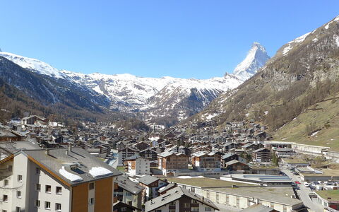 Sonnhalde B: Mountainous Landforms, Mountain, Mountain Village, Mountain Range, Town, Village, Alps, Hill Station, Human Settlement, Sky