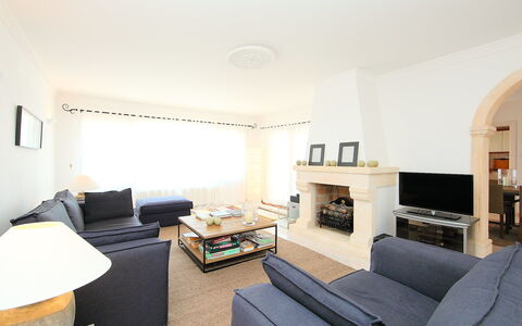 Karibuni: Room, Living Room, Property, Furniture, Interior Design, Building, House, Table, Real Estate, Floor