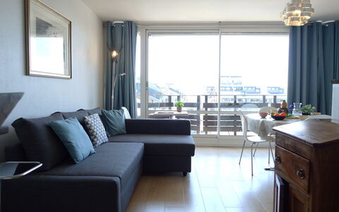 Les Marinas: Plant, Furniture, Property, Window, Chair, Building, Wood, Lighting, Flowerpot, Architecture