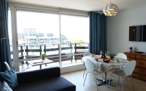Les Marinas: Plant, Furniture, Property, Window, Chair, Building, Wood, Lighting, Flowerpot, Architecture