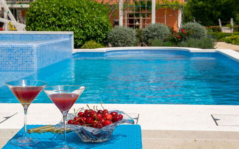 Villa Dalmatica Moderna: Water, Plant, Tableware, Food, Blue, Stemware, Azure, Fruit, Outdoor Furniture