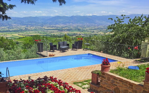 Agriturismo la Casetta di Chiara: Water, Flower, Sky, Plant, Cloud, Property, Nature, Botany, Azure, Natural Landscape