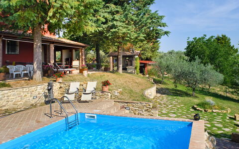 Agriturismo la Casetta di Chiara: Water, Plant, Building, Property, Sky, Swimming Pool, Window, Azure, Chair, Tree