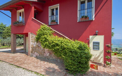 Agriturismo la Casetta di Chiara: Plant, Property, Window, Building, Sky, Land Lot, Neighbourhood, Road Surface, Cottage