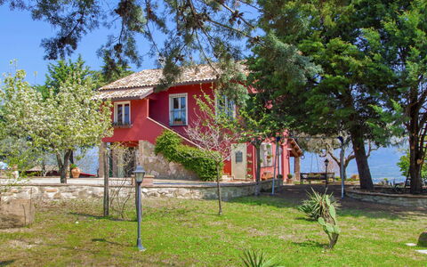 Agriturismo la Casetta di Chiara: Plant, Sky, Property, Building, Window, Tree, Land Lot, House, Biome, Grass