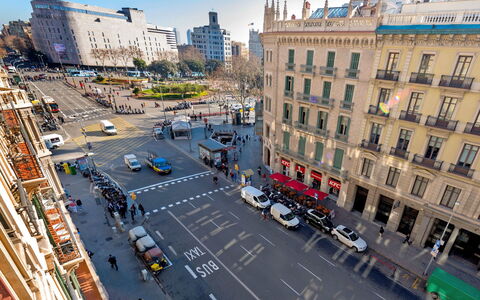 Plaza Catalunya Rda.universidad: City, Metropolitan Area, Urban Area, Neighbourhood, Metropolis, Town, Human Settlement, Building, Street, Landmark