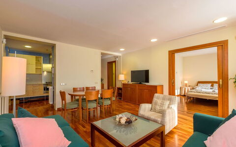 Plaza Catalunya Rda.universidad: Room, Furniture, Property, Interior Design, Building, Real Estate, Living Room, Ceiling, Bedroom, Hardwood