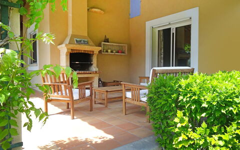 Le Bouloulou: Property, Green, Building, Room, Real Estate, House, Porch, Home, Architecture, Apartment