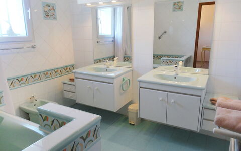 Le Bouloulou: Bathroom, Property, Room, Bathtub, Interior Design, House, Floor, Building, Sink, Real Estate