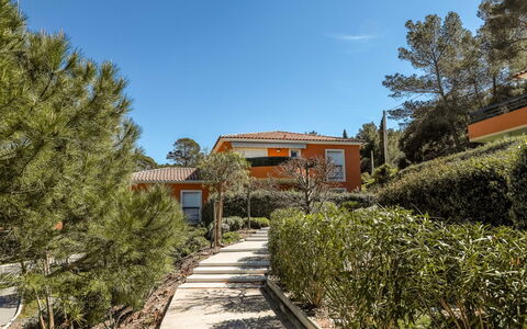 Résidence Cap Marine: Property, Sky, Vegetation, Residential Area, Real Estate, House, Home, Daytime, Neighbourhood, Tree