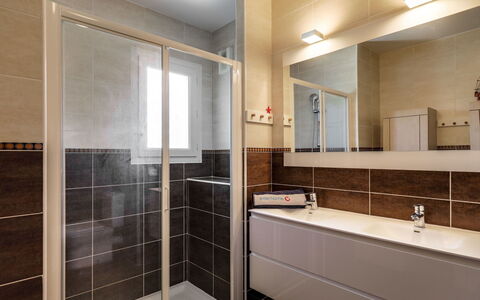 Résidence Cap Marine: Bathroom, Property, Room, Tile, Interior Design, Building, Furniture, Architecture, Real Estate, Floor