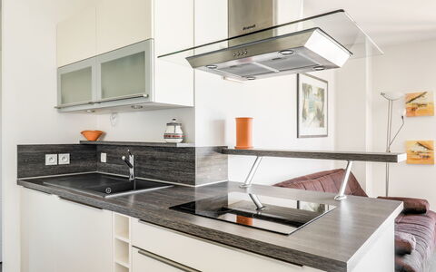 Résidence Cap Marine: Countertop, Kitchen, Room, Property, Cabinetry, Furniture, Interior Design, Kitchen Stove, Building, House