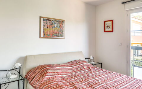 Résidence Cap Marine: Bedroom, Room, Bed, Furniture, Bed Sheet, Property, Bedding, Bed Frame, Floor, Interior Design