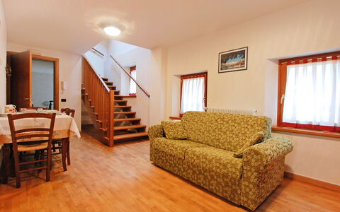 Albergo Diffuso - Cjasa Fantin: Room, Furniture, Floor, Property, Wood Flooring, Interior Design, Building, Laminate Flooring, Hardwood, Living Room