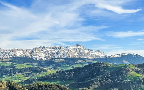 Panoramablick: Cloud, Sky, Mountain, Natural Landscape, Plant, Cumulus, Grass, Slope, Grassland, Landscape