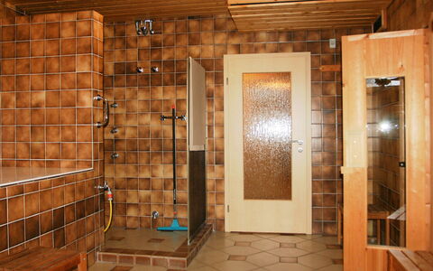 Cuxhaven 150: Property, Door, Wood, Architecture, Brick, Flooring, Floor, Wall
