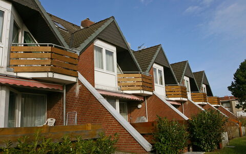 Cuxhaven 150: Plant, Sky, Building, Window, House, Tree, Cloud, Land Lot, Cottage