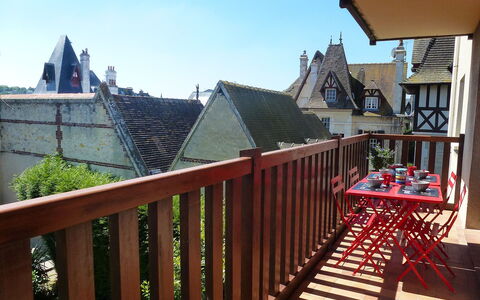 Baccara: Sky, Daytime, Property, Building, Wood, House, Shade, Cottage, Leisure, Residential Area