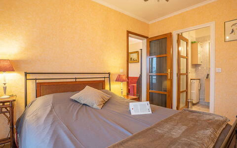 Cardella: Furniture, Property, Comfort, Wood, Interior Design, Building, Lighting, Shade, Lamp