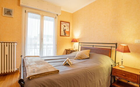 Cardella: Property, Building, Furniture, Window, Comfort, Wood, Bed Frame, Interior Design, Shade, Floor