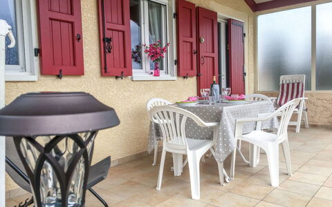 Le Clos des Sapins: Property, Room, Furniture, Table, House, Real Estate, Floor, Interior Design, Building, Home
