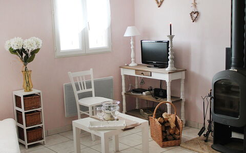 Le Clos des Sapins: Furniture, Room, Table, Interior Design, Living Room, Floor, Shelf, Desk, Material Property, Chair