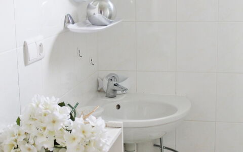 Le Clos des Sapins: Bathroom, White, Tile, Tap, Wall, Room, Property, Ceramic, Bathroom Accessory, Plumbing Fixture
