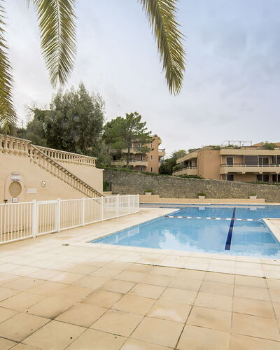 Héraclée: Sky, Property, Water, Building, Azure, Tree, Plant, Arecales, Urban Design, Swimming Pool