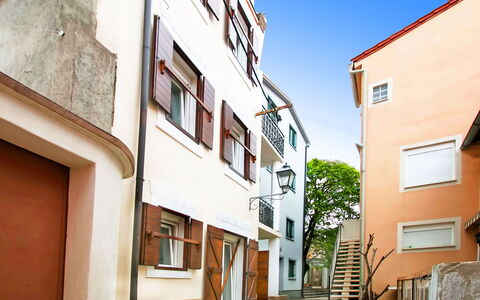 Karlobag 103: Daytime, Window, Building, Sky, Wood, Residential Area, Alley, Urban Design, Road Surface