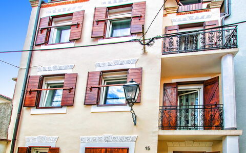 Karlobag 103: Building, Window, Daytime, Property, Photograph, White, Neighbourhood, Architecture, Residential Area