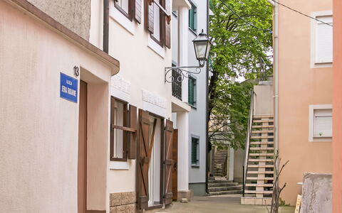 Karlobag 103: Plant, Window, Building, Road Surface, Alley, Houseplant, Wood, Flowerpot, Residential Area