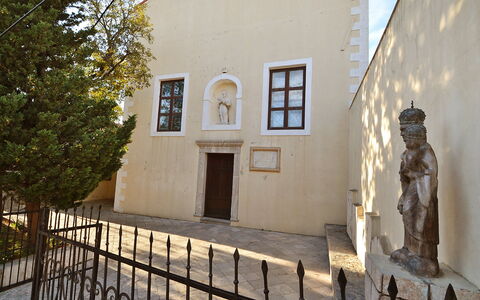 Karlobag 103: Daytime, Property, Window, Building, Fence, Tree, Door, Wood, Facade, Morning