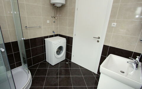 Gabriela: Toilet, Bathroom, Property, Toilet Seat, Room, Tile, Plumbing Fixture, Floor, Architecture, Restroom