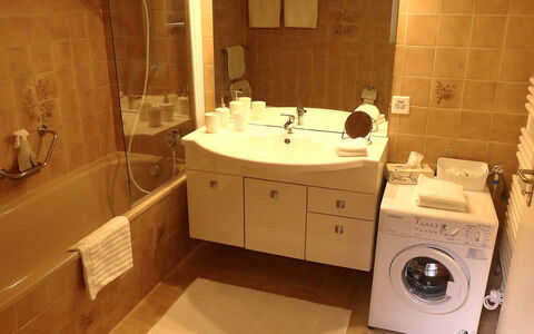 Chalet Jrene: Laundry Room, Mirror, Tap, Sink, Plumbing Fixture, Bathroom Sink, Washing Machine, Clothes Dryer, Bathroom Cabinet, Bathroom