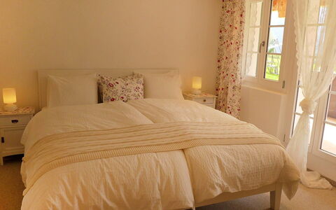 Chalet Jrene: Furniture, Window, Comfort, Bed Frame, Wood, Textile, Shade, Lamp, Pillow, Building