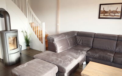Dagebüll 200: Furniture, Property, Couch, Picture Frame, Building, Interior Design, Wood, Comfort, Wall, Floor