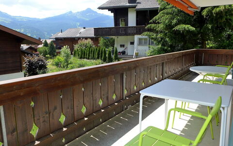 Grindelwald 322: Property, House, Building, Roof, Real Estate, Balcony, Room, Residential Area, Architecture, Home