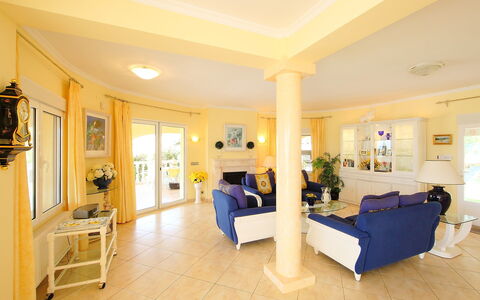 Bombilla: Property, Room, Building, Interior Design, Furniture, Real Estate, Ceiling, House, Floor, Living Room