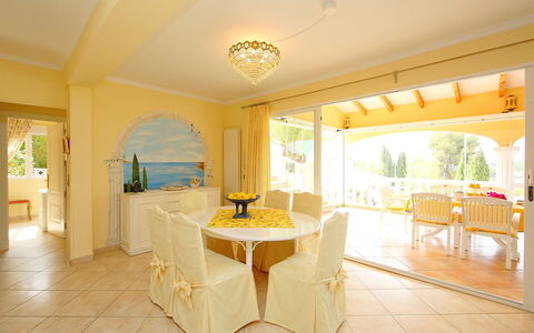 Bombilla: Property, Room, Building, Interior Design, Real Estate, Furniture, Dining Room, Ceiling, Floor, House