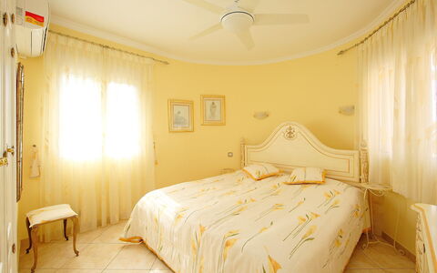 Bombilla: Bedroom, Bed, Furniture, Room, Bed Sheet, Property, Bedding, Bed Frame, Interior Design, Wall