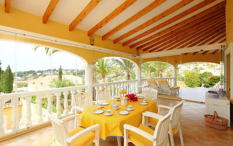 Bombilla: Property, Building, Room, Real Estate, House, Villa, Furniture, Estate, Table, Interior Design