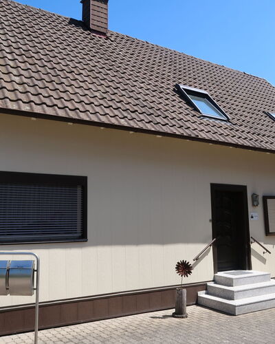 Roth: Sky, Property, Building, Window, Plant, House, Shade, Cottage, Neighbourhood, Residential Area
