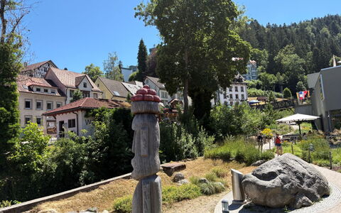 Triberg 100: Shrub, Public Space, Spring, Leisure, Garden, Vacation, Landscaping, Bench, Walkway