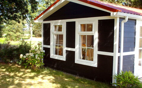Den Oever: Shed, Property, House, Building, Cottage, Home, Garden Buildings, Siding, Log Cabin, Roof
