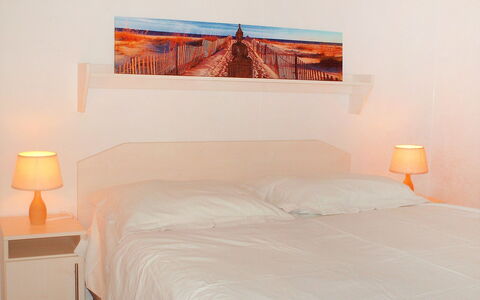 Den Oever: Bedroom, Bed, Room, Furniture, Property, Interior Design, Bed Frame, Bed Sheet, Wall, Floor